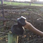 Bijl in paal voor net gevlochten heg